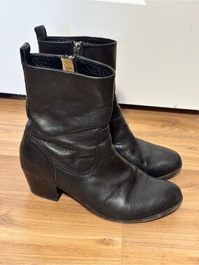FRYE Courtney Zip Short Black Leather Ankle Boots Size 8 B